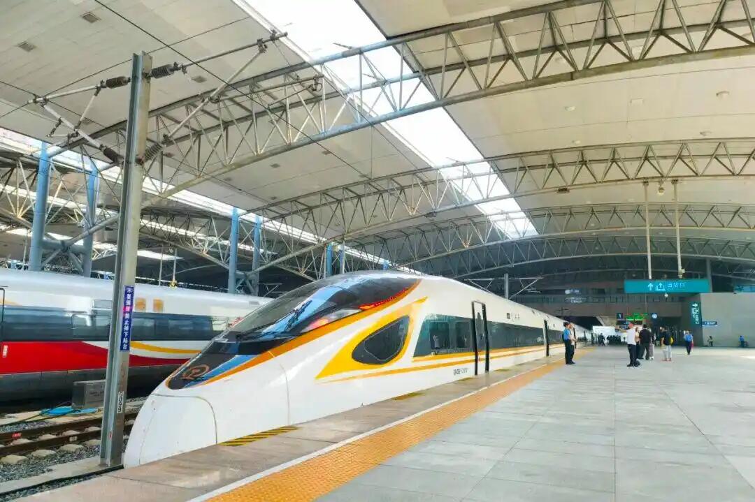 PDChinese's tweet image. 【瀋白高鐵開始模擬載客試運行】據國鐵瀋陽局消息,4日,瀋佳高鐵瀋白段開始模擬載客試運行。瀋白高鐵正線起自遼寧瀋陽北站,終至吉林長白山站,全長約430公里,設計時速350公里。瀋白高鐵是國家“十四五”規劃重點項目,開通運營後,北京至長白山最短出行時間將縮至4小時33分,較現行壓縮1小時23分。