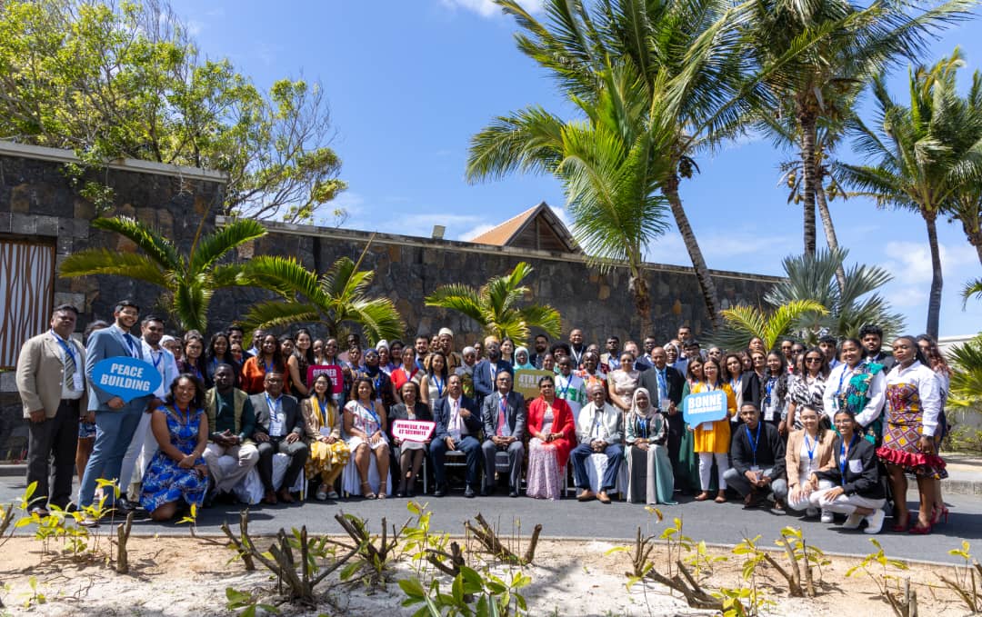 AU_AYAPs's tweet image. At the 4th Intergenerational Dialogue Forum for the Island States region in Belle Mare, Mauritius 🇲🇺, @SNakabira, #AYAP for Eastern Africa, delivered the opening remarks. Themed “Building Peace, Healing Divides,” the forum promoted dialogue between youth &amp;amp; older generations. #YPS