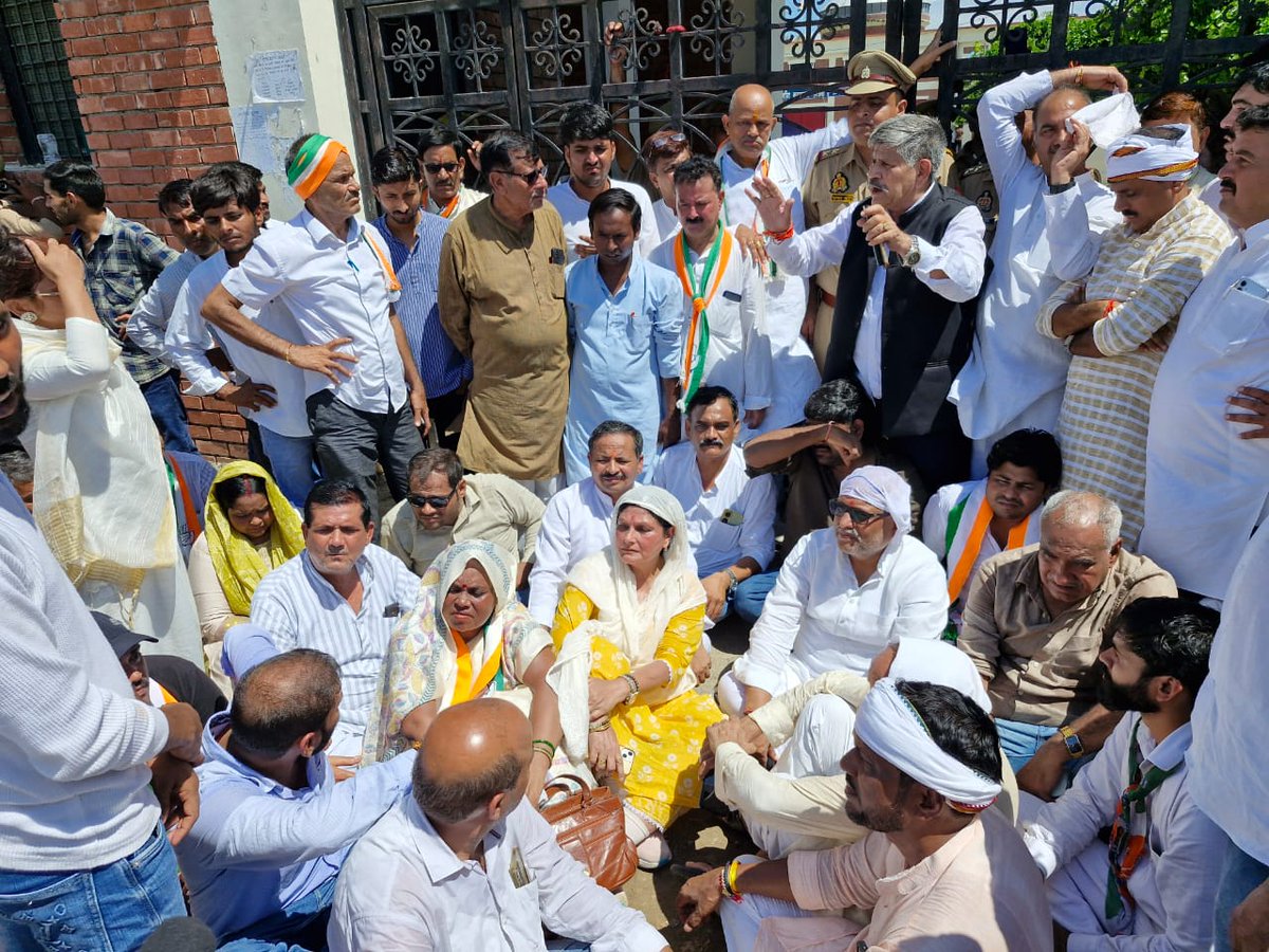 इटावा में भाजपा नेताओं ने जबरन जिला कांग्रेस कार्यालय में घुसकर कांग्रेस कार्यकर्ताओं पर हमला किया और जमकर तोड़फोड़ की। इस दौरान बचाव में उतरे जिलाध्यक्ष आशुतोष दीक्षित, शहर अध्यक्ष मो. राशिद समेत कई कांग्रेस कार्यकर्ताओं को भाजपा के दबाव में जिला प्रशासन ने गिरफ्तार कर जेल भेज