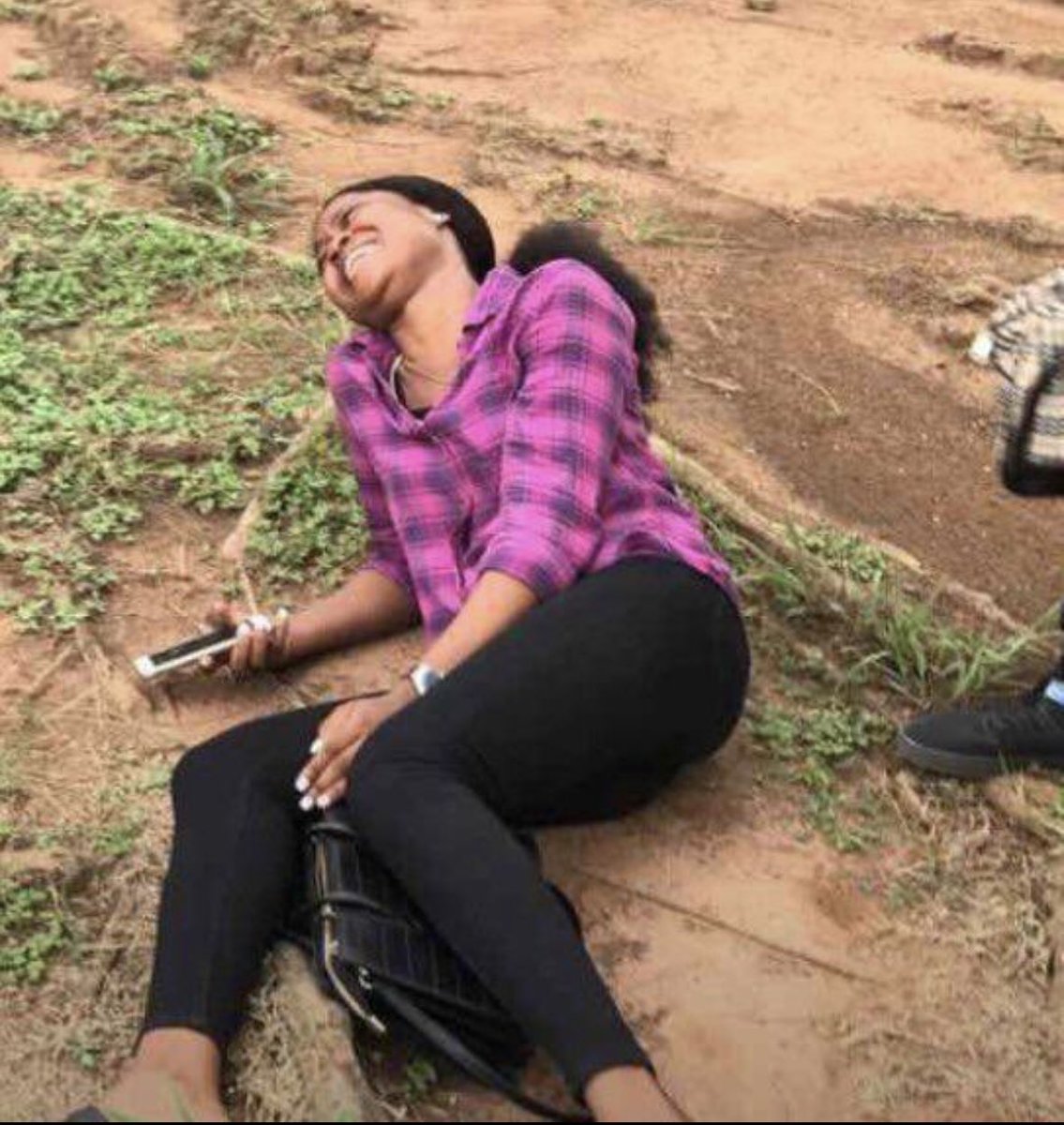 A thread of S0me savage, and funniest replies/videos i came across yesterdayy.

1. She’s just trying to help😭😂😂