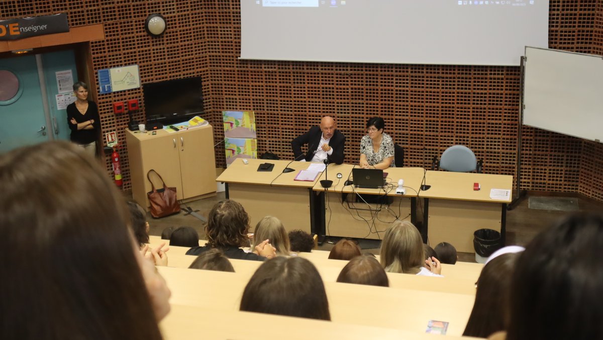🎓 Rentrée des L1 Pluridisciplinaire aujourd’hui !
À Montpellier en présence de la doyenne Agnès Perrin Doucey et du président de l'UM Philippe Augé, partagée en visio avec tous les sites de la FDE.
Une année qui commence sous le signe de la réussite ✨

#FDE #Rentrée2025