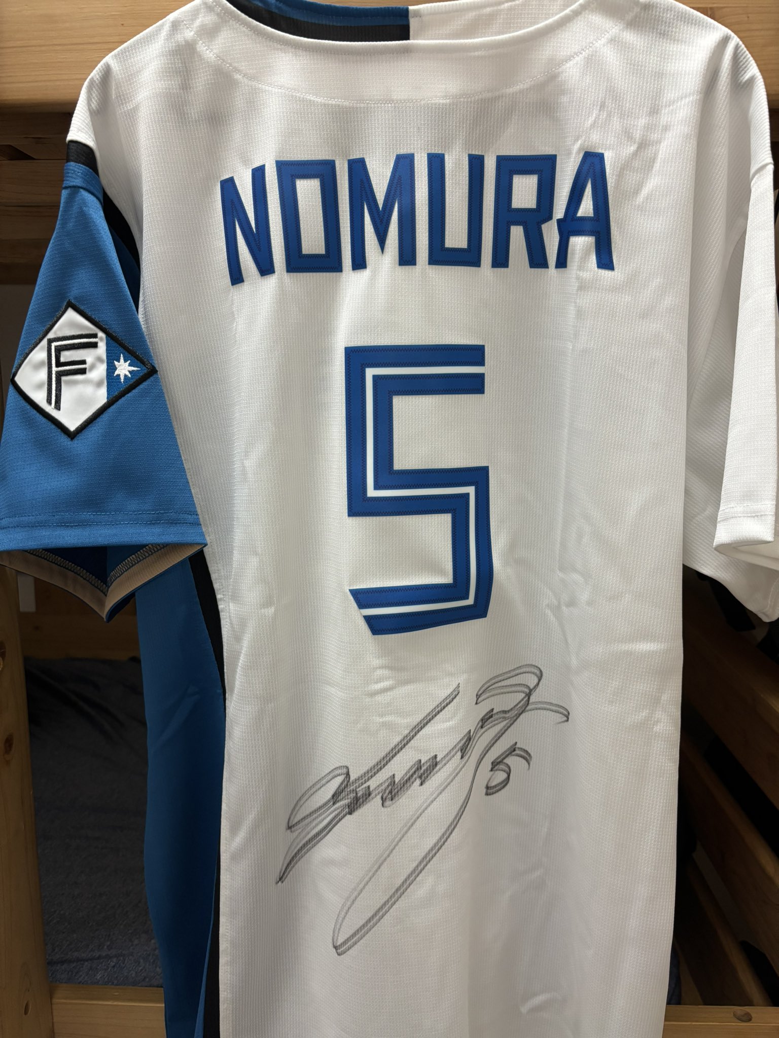 FIGHTERS NOMURA 5 直筆サイン入りユニフォーム　野村選手 直筆サイン入りプレコレユニフォーム（ホーム） 野村 佑希 ＃5