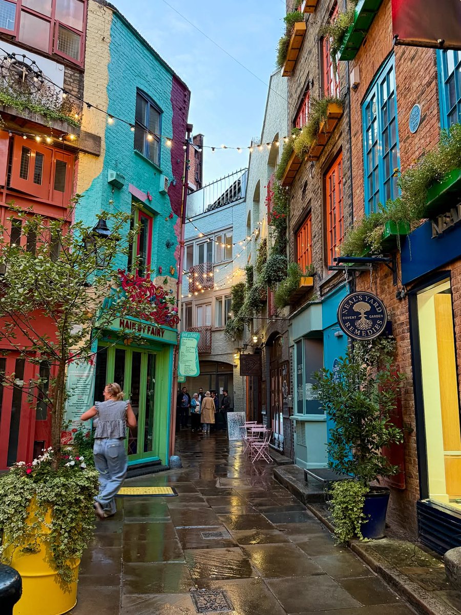 Tucked away, bursting with colour - welcome to Neal's Yard 🧡 [📸 @letswatchdiz] #LondonMakesItPossible #VisitLondon ow.ly/WC4n50WPB1S