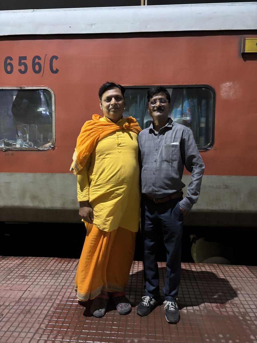 मनीष सिंह (@manishs1911) on Twitter photo कल संध्या माननीय <a href="/NKMisra6/">NK MISRA ✍️✍️ sanatni Brahman parivar</a> बनारस वाले से पूरी जाने के क्रम टाटानगर स्टेशन पर मिलने का सौभाग्य प्राप्त हुआ ।
ये जानकर आश्चर्यचकित हुआ की इन्होंने विगत ३७ सालों से अन्न का त्याग किया हुआ है और पूरी में उस व्रत का महाभोग के साथ समापन करेंगे ।
#हर_हर_महादेव_शिव_शंभू_ॐ
#गोविंदा
🙏🏻 कल संध्या माननीय <a href="/NKMisra6/">NK MISRA ✍️✍️ sanatni Brahman parivar</a> बनारस वाले से पूरी जाने के क्रम टाटानगर स्टेशन पर मिलने का सौभाग्य प्राप्त हुआ ।
ये जानकर आश्चर्यचकित हुआ की इन्होंने विगत ३७ सालों से अन्न का त्याग किया हुआ है और पूरी में उस व्रत का महाभोग के साथ समापन करेंगे ।
#हर_हर_महादेव_शिव_शंभू_ॐ
#गोविंदा
🙏🏻