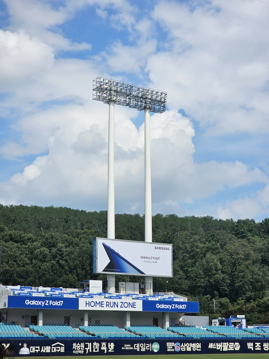 [🤫]

덕매 in 라팍💙
10월 호에 실릴 두 주인공(👥?!)은 누굴까요?

🦁주인공‘들’은 다음주에 공개됩니다🤗

#더그아웃매거진 #174호 #삼성라이온즈