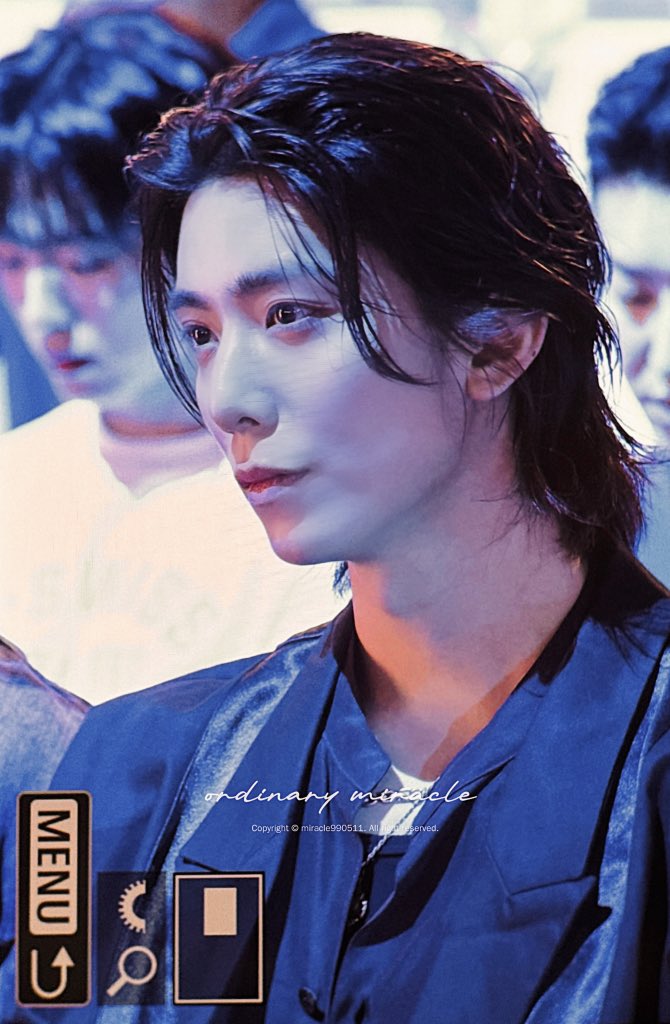 눈꺼풀 위에 잘빠진 선 한 줄 더 그어져있는거 
휘름답네 진짜로.. 이게본투비자연이라뇨거짓말같아..