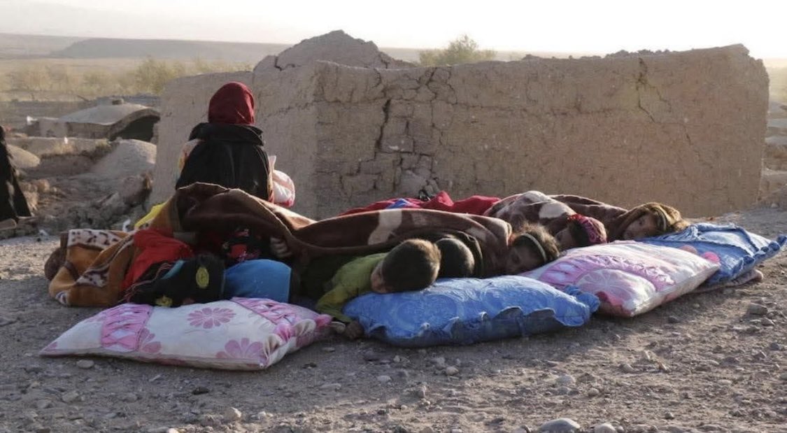 بازماندگان زلزله کنر شبها را در بیرون سپری میکنند، معلوم نیست این همه کمک ها کجا رفت،