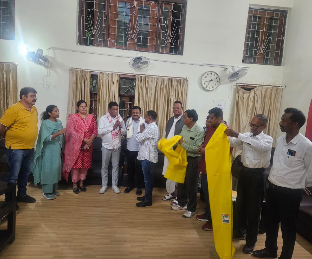 संगठन सुदृढ़ अभियान के तहत प. सिंहभूम पहुँचे कांग्रेस पर्यवेक्षक एमपी के ऑब्जर्वर सह पूर्व मंत्री साजन सिंह जी, महिला मोर्चा की प्रदेश अध्यक्ष गुंजन सिंह जी, पूर्व सांसद प्रदीप बालमुचू जी का जोरदार स्वागत हुआ। चाईबासा के कार्यक्रताओं का आभार।