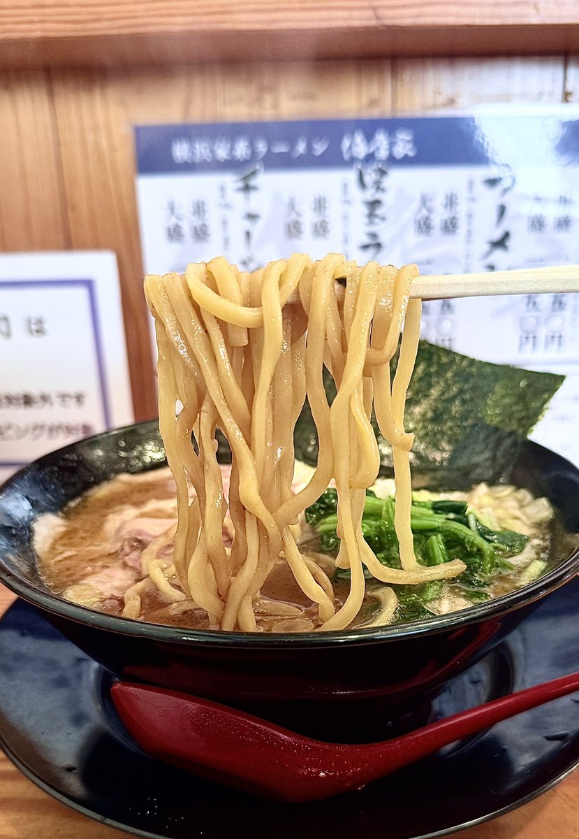 伯耆家

ラーメン 並盛
刻み玉ねぎ､ゴロチャー､薬味ネギ､ライス大

一度食べるとすぐ食べたくなる魔力🥹
大好きなネギ系のTPはほんま個人的最強🔥
スープもバキッと濃厚な旨味ガンギマリで
レンゲが止まらんやつ☺️
新米ライスも美味すぎて足らんなぁ😆
今日も最高に美味しかった✌️
ご馳走様でした🙏