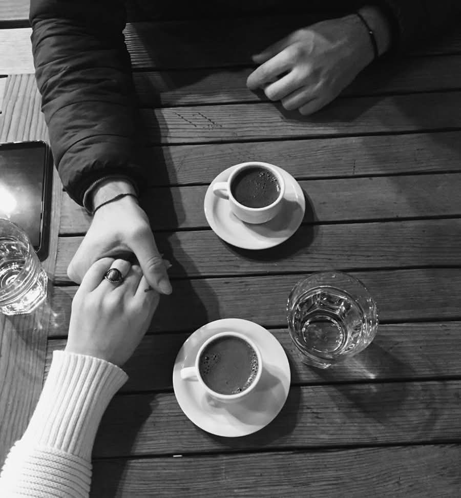 "فأنتِ النساءُ وأنتِ التمني
وأنتِ البدايةُ .. أنتِ المفرْ
وأنتِ التواضع والكبرياءُ
وأنتِ السكينةُ أنتِ المطرْ
أراكِ بكل الوجوه أمامي
ووجهكِ يسكن كل الصورْ
ولستُ أناقش حبكِ يوما
وهل من يعاندُ حكم القدرْ
فقولي أحبكً ثم استريحي
فليس لغيركِ أهوى النظرْ"
🌼💝💛