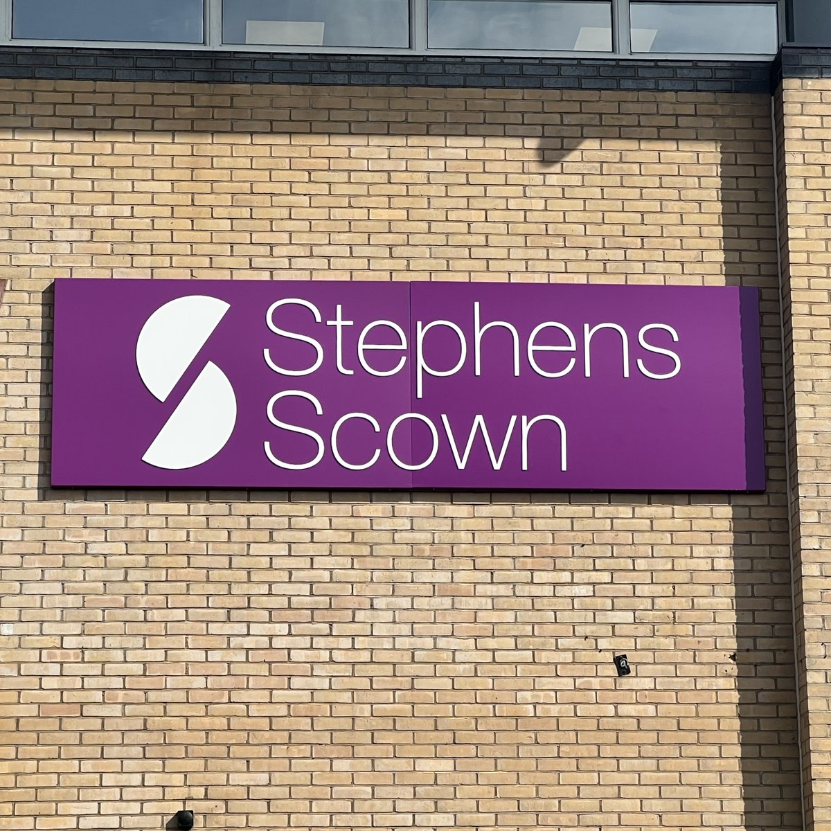 CarlyPressLtd's tweet image. We recently installed new large-format signage for @StephensScown in Taunton. An employee-owned South West law firm, they’re closely connected to the community, and these boards give their office a welcoming, professional presence just off Junction 25 of the M5 📍
#printanddesign