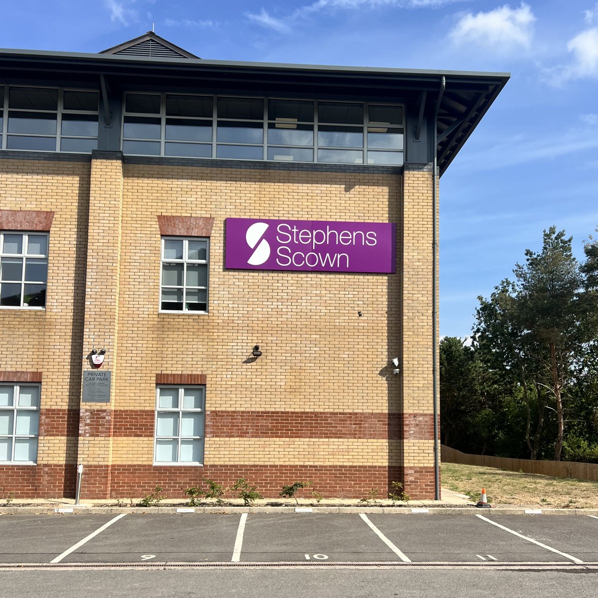 CarlyPressLtd's tweet image. We recently installed new large-format signage for @StephensScown in Taunton. An employee-owned South West law firm, they’re closely connected to the community, and these boards give their office a welcoming, professional presence just off Junction 25 of the M5 📍
#printanddesign