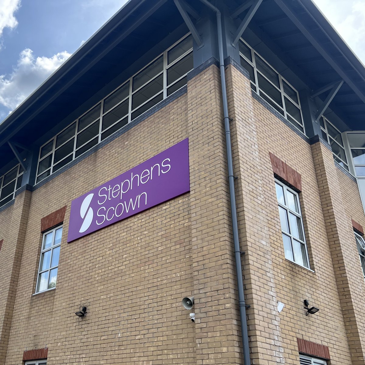 CarlyPressLtd's tweet image. We recently installed new large-format signage for @StephensScown in Taunton. An employee-owned South West law firm, they’re closely connected to the community, and these boards give their office a welcoming, professional presence just off Junction 25 of the M5 📍
#printanddesign