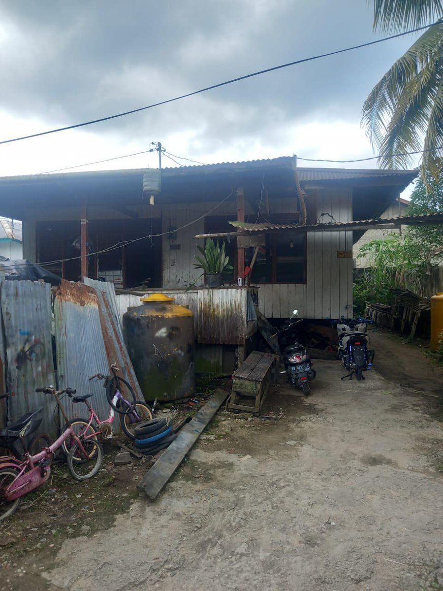 Dijual cepat rumah lokasi Jalan Aki Balak RT. 02, Juata Kerikil, Kota Tarakan, Kalimantan Utara. Luas tanah 385m², kondisi rumah memang harus renov total/bangun ulang. 
Surat SHM.
Harga jual 520juta, bisa nego sampai deal.
Bisa DP dulu 😃
