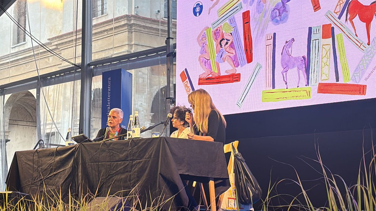 lanavediteseoed's tweet image. Adania Shibli ieri al @festletteratura ha parlato commossa di una lingua spezzata, che balbetta ma che può diventare strumento per ribaltare la narrazione chiara dei potenti. Nei suoi libri la scrittrice palestinese esplora infatti la memoria, il trauma, l’identità.

#FestLet