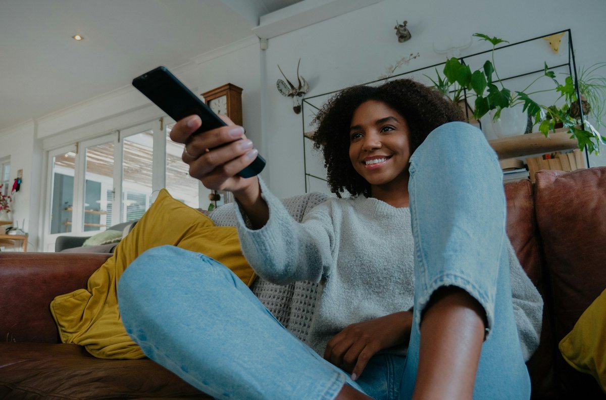 FONKmag's tweet image. De TV-reclamemarkt is in het eerste half jaar van 2025 gekrompen tot €390 miljoen, zo blijkt uit de nieuwste cijfers van Screenforce. De advertentiebestedingen in online video en streaming namen daarentegen wel fors toe

fonkmagazine.nl/artikelen/econ…

#screenforce