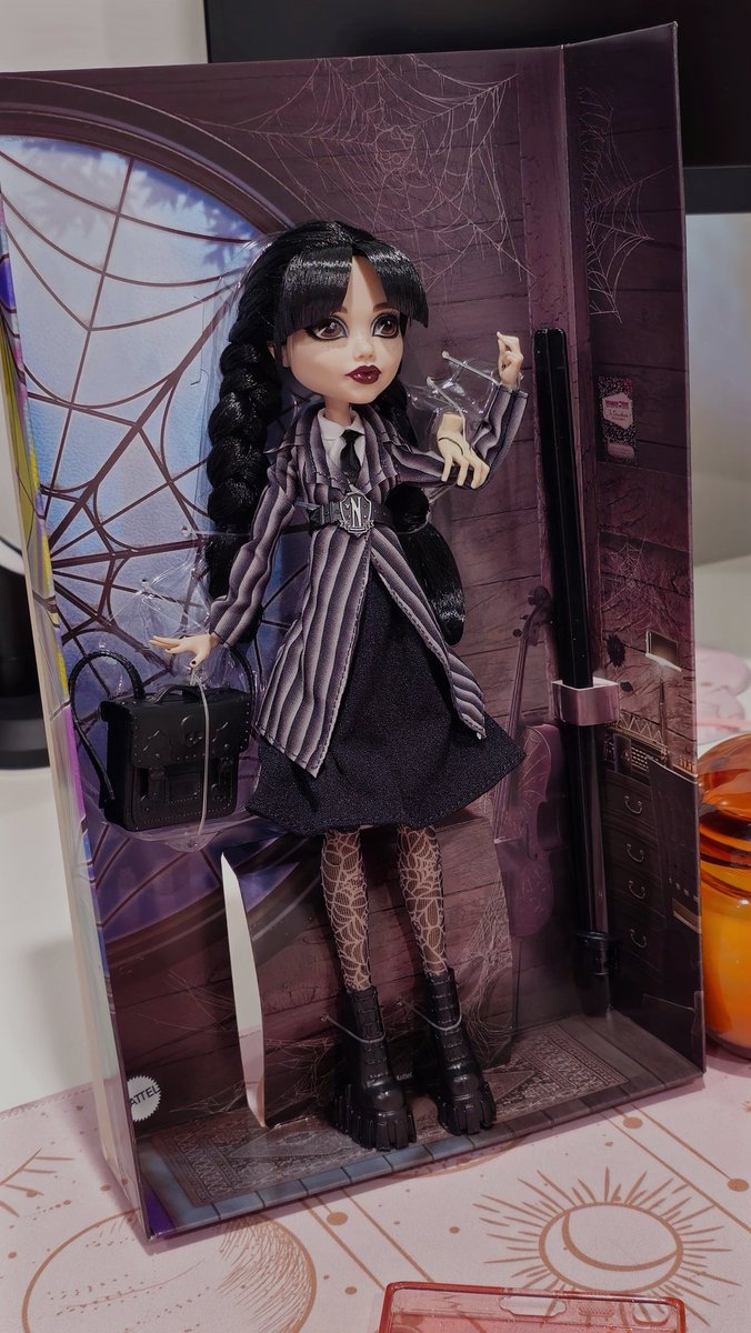 У меня никогда до этого момента не было Monster High, да и сам сериал, если честно, смотрится со скрипом, НО
как же визуально нравится, вживую она еще красивей, мейк детальный, чулочки тканевые, ну короче чет психанула и взяла две