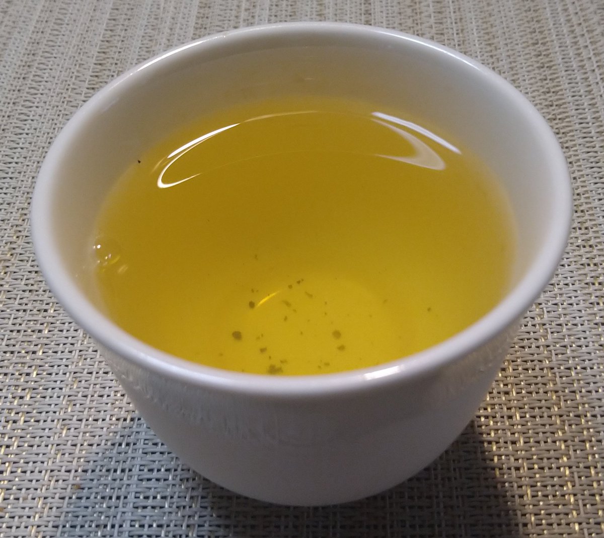 雲南省の緑茶、雲南蒸酶茶。
5g400ml、冷蔵10時間水出し。独特の粉っぽい味わいが抹茶っぽく感じられる。中国の緑茶としては特異な茶だと思う