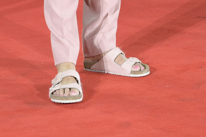 Jason Momoa’nın Venedik'te kırmızı halıdaki pembe takım, pembe terlik ve pembe oje kombini dikkat çekti