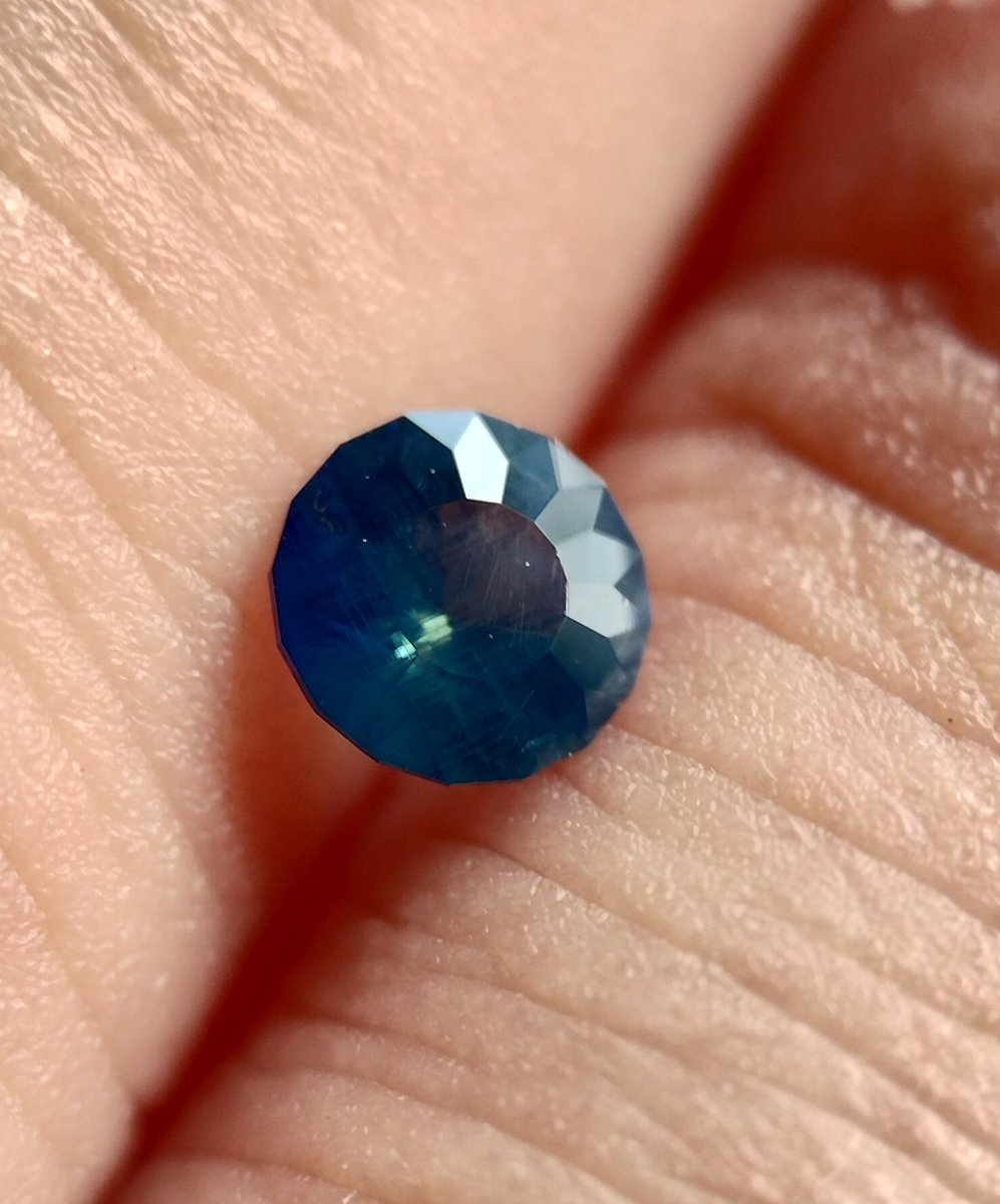 先月のプルベアさん<a href="/Plumeria_Gem/">Plumeria ❀ Gem🌺</a> <a href="/Beatrice_0716/">Beatrice(ベアトリーチェ)</a>合同ライブにてお迎えしたコ💕
シルキーグリーンにブルー味があって素敵🥰
しかも特殊カットで細かい✨
少し日の当たる所でも撮ってみましたが魅力が伝わらない〜😂
リングにして外で眺めたいコです💕
ありがとうございます😊