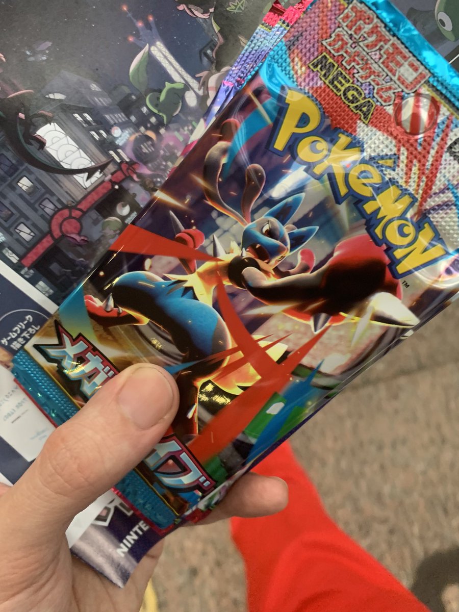 Eso que vas al Pokémon center para ver el nuevo merchandising de Furret, y por sorpresa hay sobres de Mega evoluciones.
Me parece que hace como 8 meses o más que no veía sobres a la venta