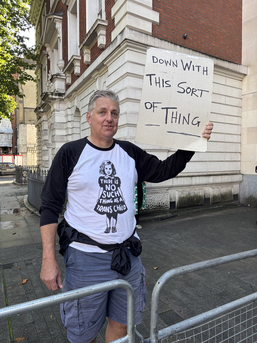 At the ⁦<a href="/Glinner/">Graham Linehan 🎗️</a>⁩ gathering. Here is ⁦<a href="/WalleyVision/">Nigel J Walley</a>⁩ sharing some Linehan humour.  There are a few young masked people with canes but mostly men and women wanting to show him support.