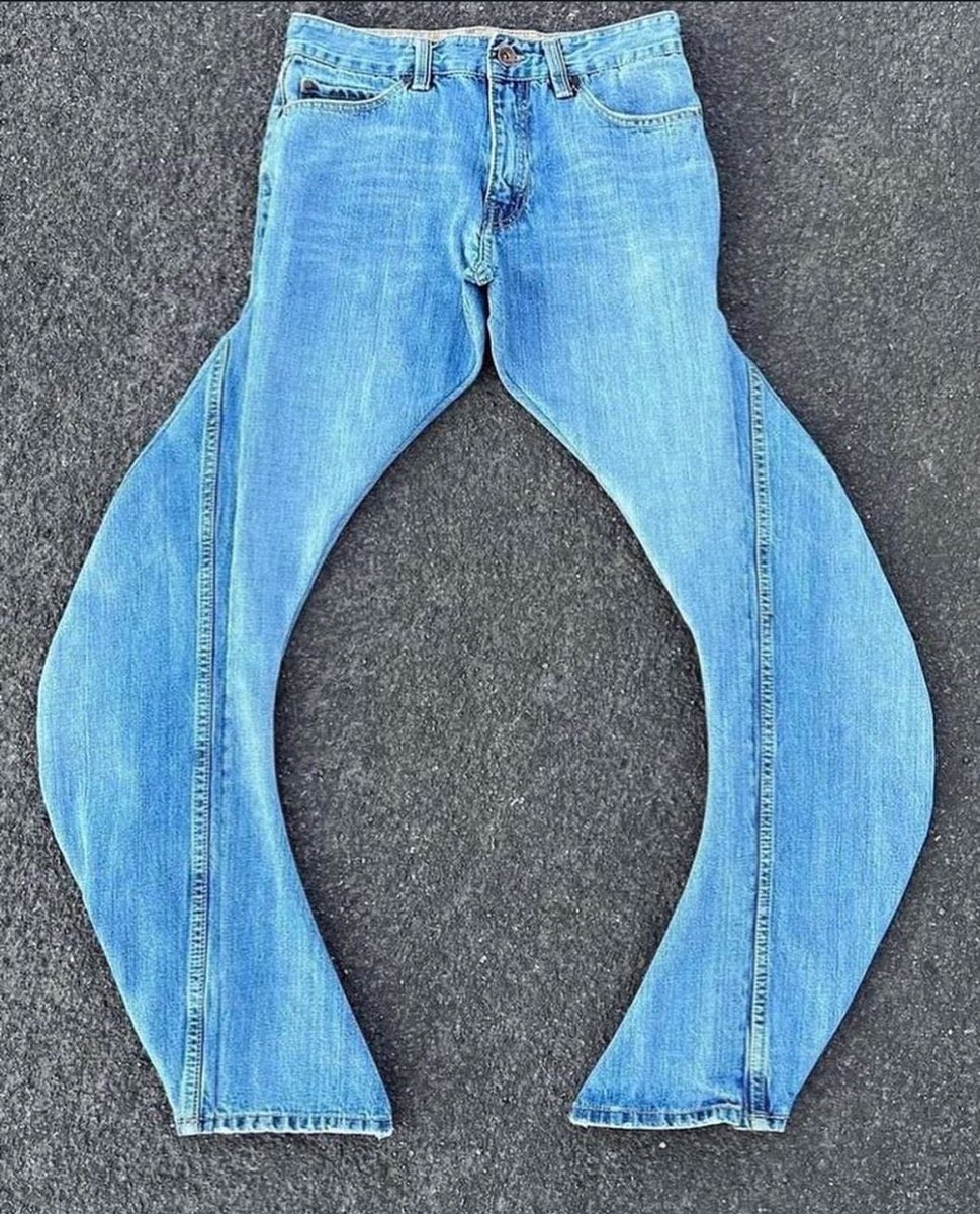 Baddy don dey sell his old jeans 🥹🥹 DM if interested!!