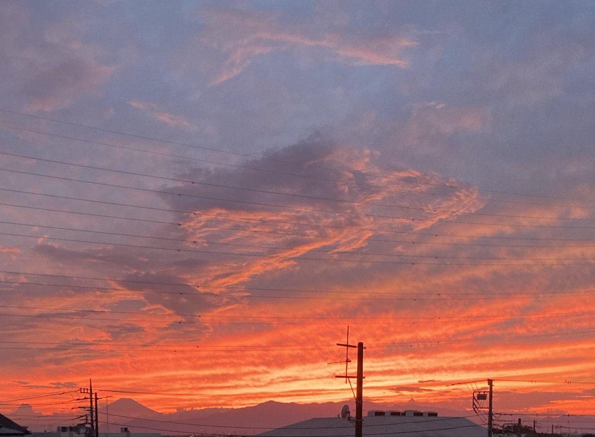 ・
昨日の夕空♥️🧡

お久しぶりです！
お疲れさまಇ.