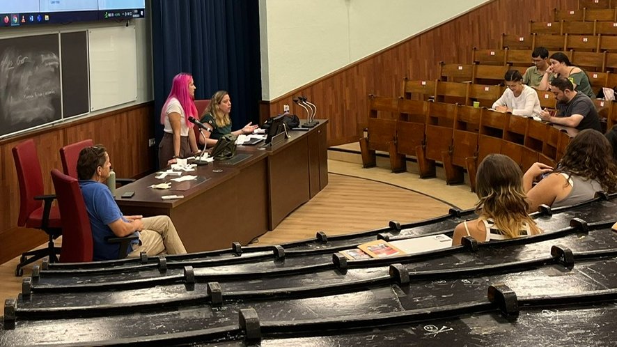 CursoL2Sevilla (@cursol2sevilla) on Twitter photo Ya ha comenzado nuestro curso de ELE en la <a href="/FFilologiaUS/">Facultad_FilologíaUS</a> con la clase de <a href="/mariaparrula/">María Méndez Santos</a> sobre la enseñanza de español como lengua extranjera.
Recordad que para cualquier duda podéis escribirnos. ¡Mucho ánimo a todos nuestros estudiantes! Ya ha comenzado nuestro curso de ELE en la <a href="/FFilologiaUS/">Facultad_FilologíaUS</a> con la clase de <a href="/mariaparrula/">María Méndez Santos</a> sobre la enseñanza de español como lengua extranjera.
Recordad que para cualquier duda podéis escribirnos. ¡Mucho ánimo a todos nuestros estudiantes!