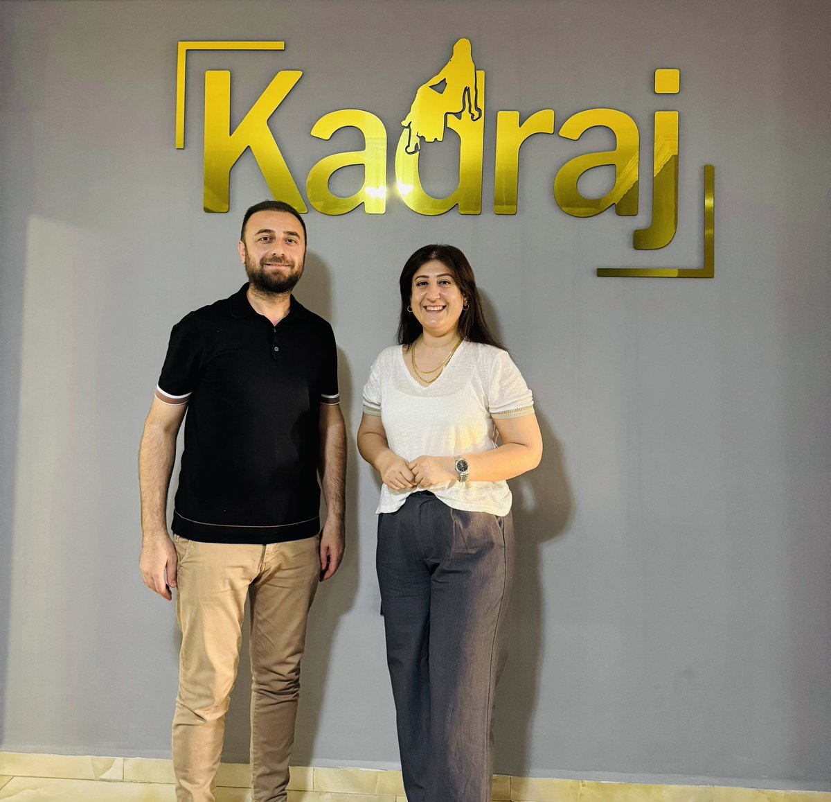 Hatice Türkan’ın sahibi olduğu KadraJ Dergisi’ni yeni yerinde ziyaret ettik! 

Samimiyeti ve naifliğiyle gönüllere dokunan bir isim olan Hatice Türkan’a başarılar diliyoruz.

Batman’da yayın hayatına başlayan dergiye, artık Türkiye’nin dört bir yanından ulaşmak mümkün olacak.