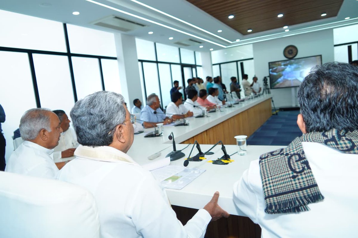 ಕೆ.ಸಿ ವ್ಯಾಲಿ 2ನೇ ಹಂತದ ಯೋಜನೆಯಡಿ ಲಕ್ಷ್ಮೀ ಸಾಗರ ಪಂಪ್ ಹೌಸ್ ನಿಂದ ಕೋಲಾರ ಜಿಲ್ಲೆಯ ಕೋಲಾರ ತಾಲ್ಲೂಕಿನ 30 ಕೆರೆಗಳಿಗೆ ನೀರು ತುಂಬಿಸುವ ಯೋಜನೆಯನ್ನು ಇಂದು ಲೋಕಾರ್ಪಣೆಗೊಳಿಸಿ, ಮಾತನಾಡಿದೆ.

ಬೆಂಗಳೂರಿನ ಸುತ್ತಮುತ್ತಲಿನ ಜಿಲ್ಲೆಗಳ ಅಂತರ್ಜಲ ಅಭಿವೃದ್ಧಿಗೆ ನಾವು ಹಿಂದಿನ ಸಲ ಅಧಿಕಾರದಲ್ಲಿದ್ದಾಗ ಕೈಗೊಂಡ ಯೋಜನೆಗಳು ಈ ಭಾಗದ ರೈತರ ಜೀವನ