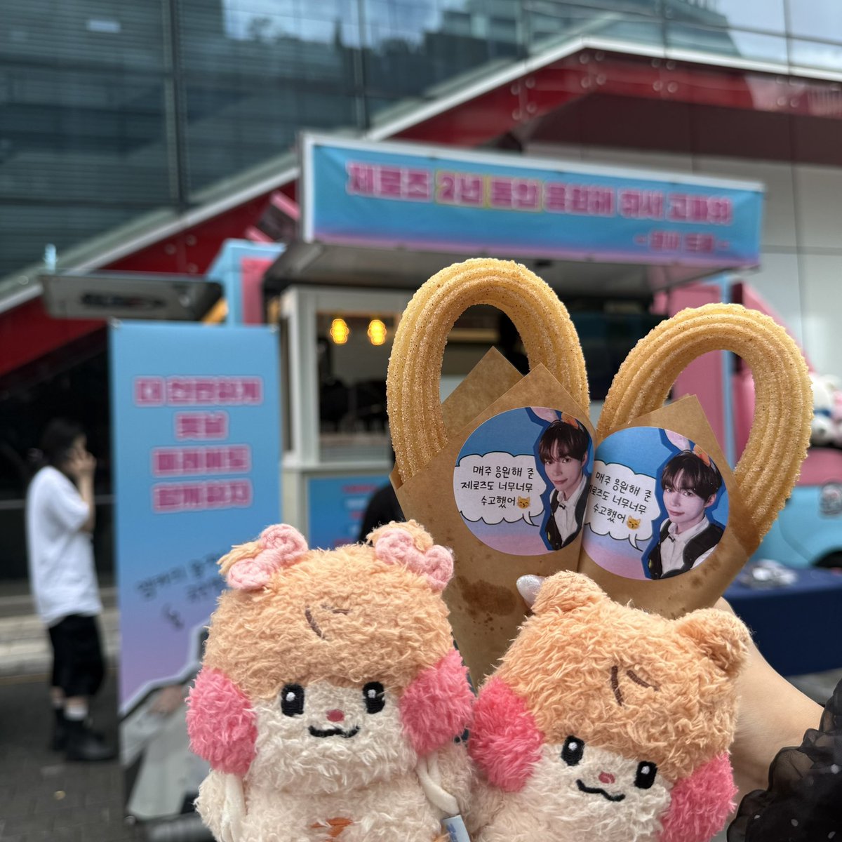 just04ever's tweet image. 세트장 완전 멍캣의 흔적이 가득햇구..
그 곳에서 “청춘만화” 무대한다는 거자체가 감동이어따…
날아오르자&amp;lt;&amp;lt; 파트 부르고 둘이 가만히 껴안는데………….
둘이 무언의 대화를 나누고 있는게 느껴져서 
최종눈물을참을수없엇어요

#HappySungHanbinMcversary
#햄씨와_함께라_햄복했던_2년