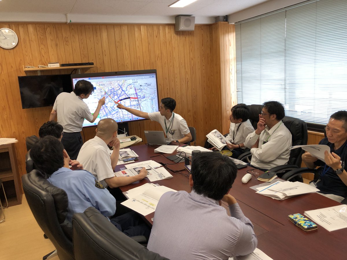 mlit_fukui's tweet photo. 【令和7年度福井県道路交通環境安全推進連絡会議】 9/2(火)に市、県、県警と勝山市昭和町の #ゾーン30プラス 整備効果検証、および生活道路安全対策の検討を行う勝山市元町の状況について意見交換を行いました。国交省からは、#技術的支援 として #ETC2 データを用いた分析結果を提供しました。 https://t.co/zVaUy5HLDJ