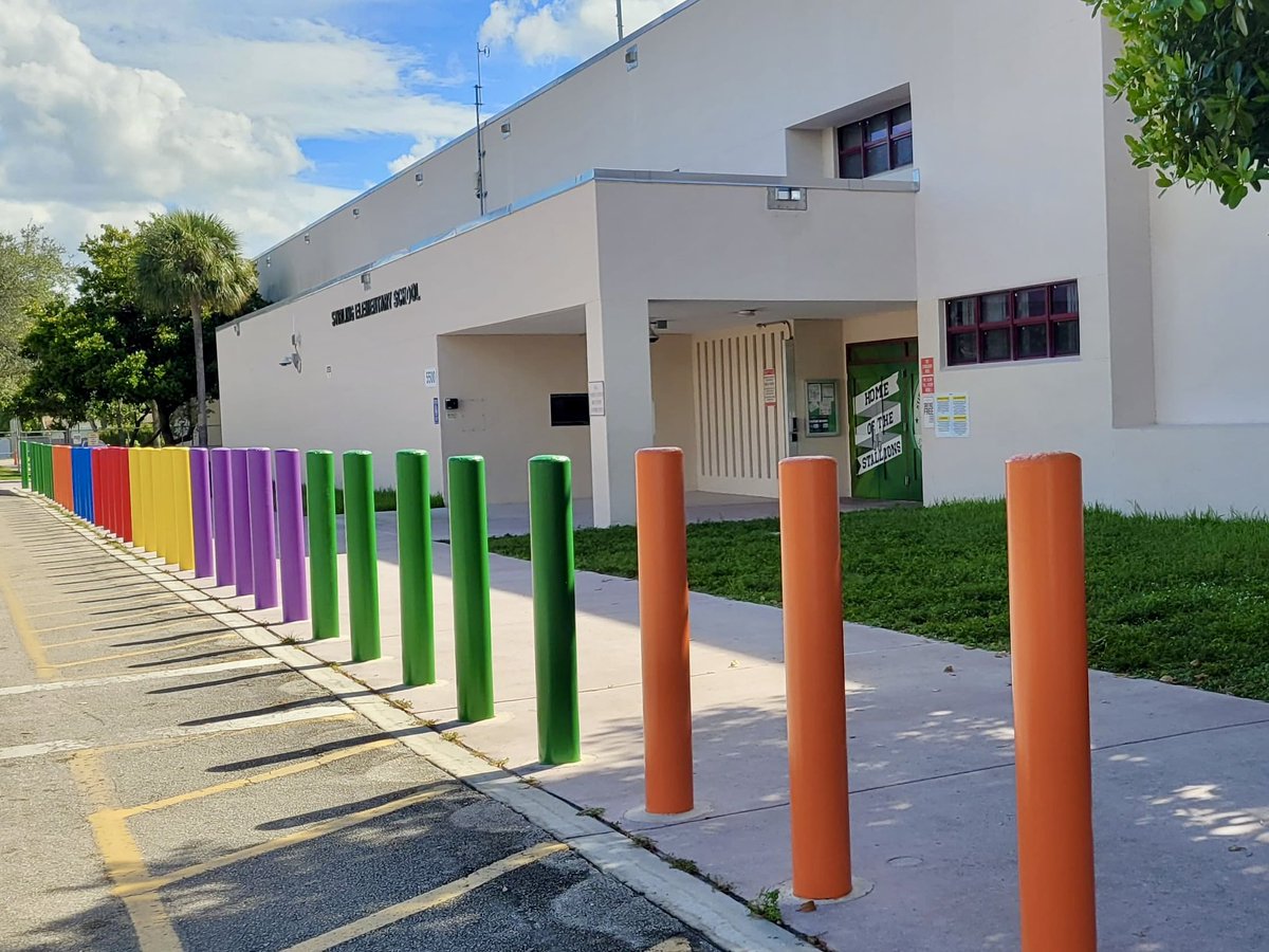 TeamUp2Lead's tweet photo. The car loop just got a cheerful makeover.🎨🫟
#FreshPaint 
#CurbsideRefresh
#SchoolCommunity 
#StirlingElementary 
@browardschools 
@BCPS_South https://t.co/LcsbeXyyTL