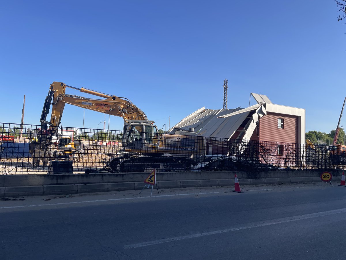 <a href="/SeguimosObrasA5/">Seguimos Obras A5</a> ya están demoliendo el edificio del servicio de Calle30.