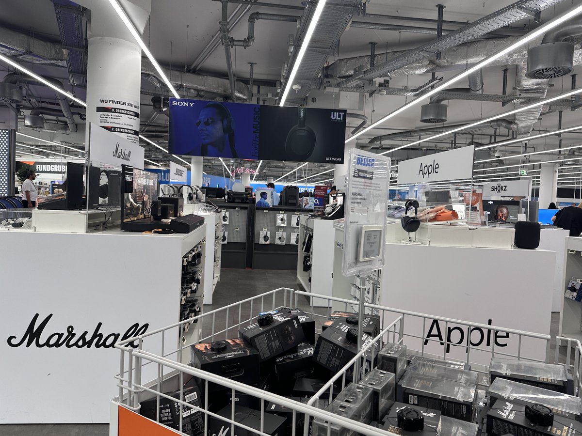 プレミアムヘッドホンガイド (@headphoneguide) on Twitter photo ドイツ現地のブランドSennheiserやbeyerdynamicに加えて、Appleやソニー、JBLが中心ですが、やっぱりここでも売り場ではMarshallブランドの存在感が際立ってます!🧐 ドイツ現地のブランドSennheiserやbeyerdynamicに加えて、Appleやソニー、JBLが中心ですが、やっぱりここでも売り場ではMarshallブランドの存在感が際立ってます!🧐