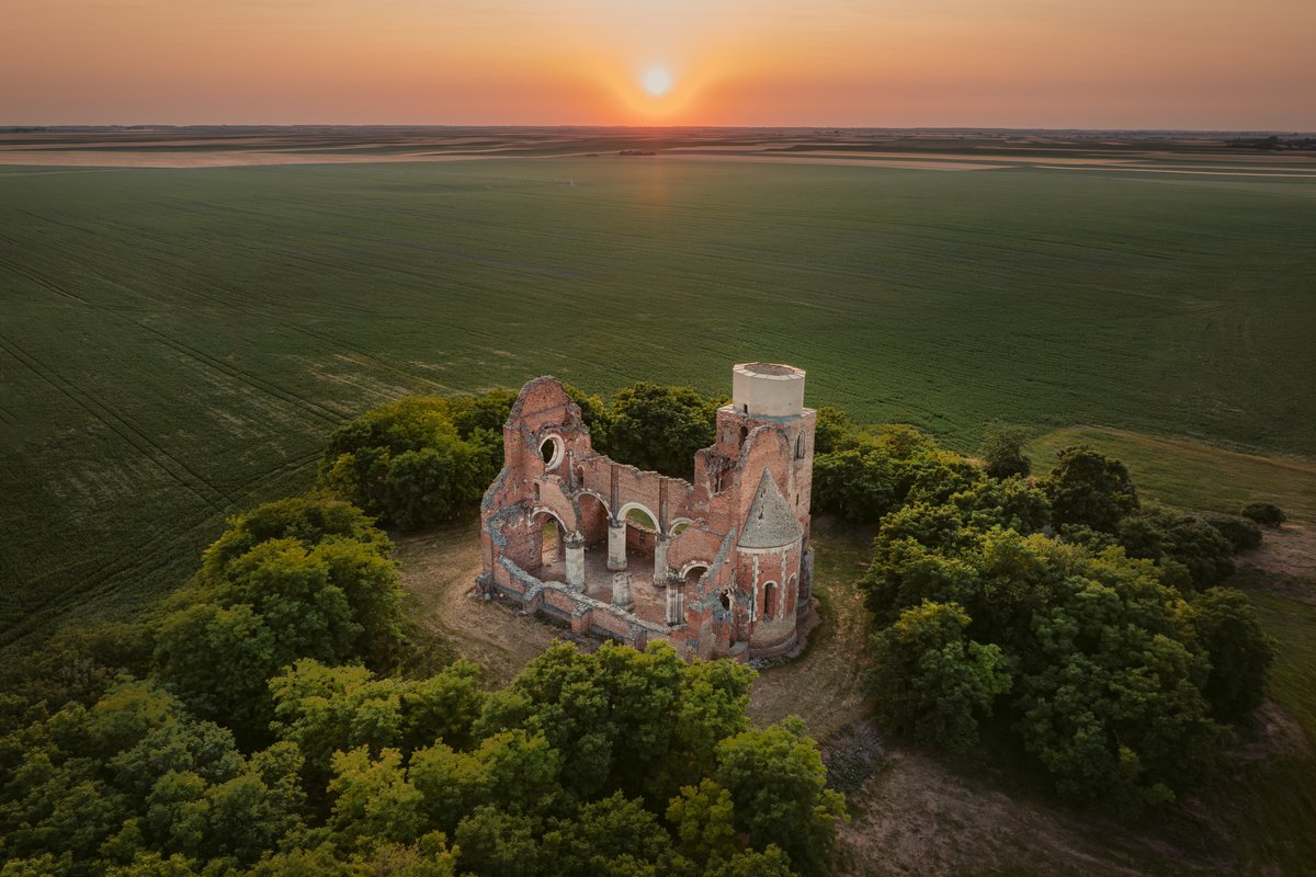 In the middle of the Vojvodina plain, like a guardian of past centuries, rises the Arača Church. Built in the 13th, today it stands as an impressive ruin, a witness to the turbulent history and cultural heritage of this region.
📷 @hiishiiphoto
