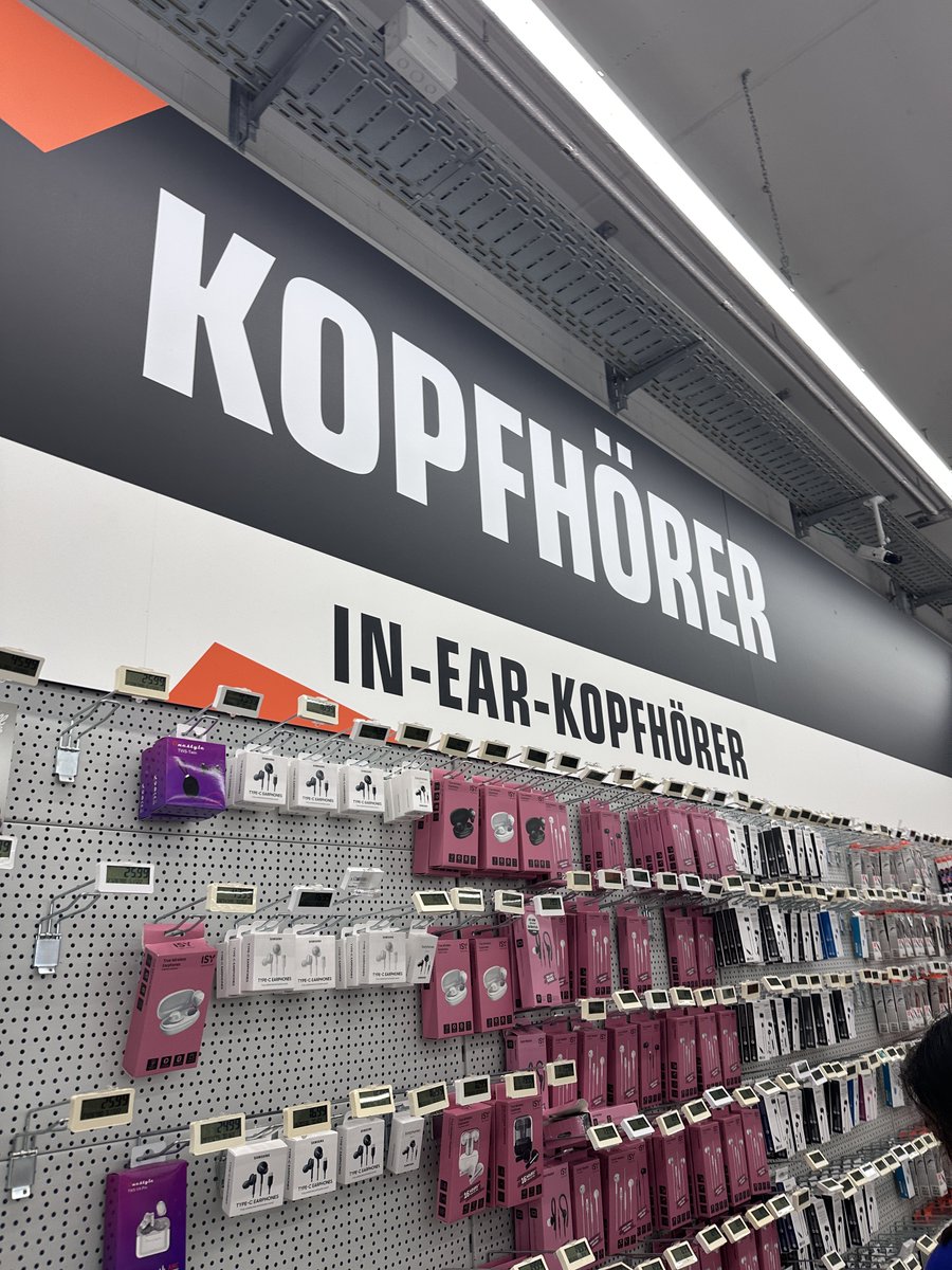 プレミアムヘッドホンガイド (@headphoneguide) on Twitter photo 低価格帯の有線イヤホンやちょっとしたアクセサリーは「ISY」というMediaMarkt-Saturnグループによるプライベートブランドで展開しているよう。ピンク色のボックスがそれです 低価格帯の有線イヤホンやちょっとしたアクセサリーは「ISY」というMediaMarkt-Saturnグループによるプライベートブランドで展開しているよう。ピンク色のボックスがそれです