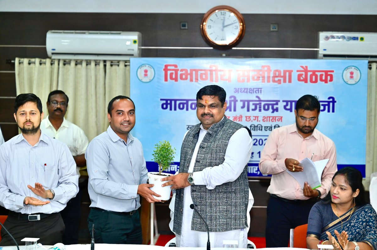 दुर्ग को विकसित बनाने की दिशा में शासन से स्वीकृत और प्रगतिरत कार्यों की बिंदुवार जानकारी ली, तथा संबंधित विभागों को कार्य की गति तेज़ करने के निर्देश दिए।

समीक्षा बैठक में जनहित से जुड़े कार्यों को सर्वोच्च प्राथमिकता देने पर विशेष जोर दिया। इस दौरान सड़कों के निर्माण,