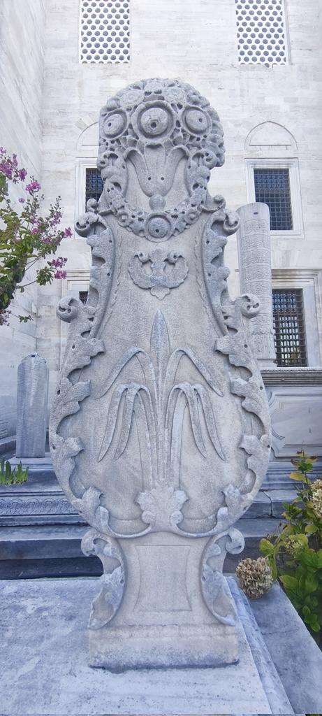 mermerden, taştan kara ve soğuk 
ölümler kusan çocuktum ben 
ağzımda ıslıkla girdim ölüler arasına
seni buldum, bahar ağacının altında 
katıp kendinden, güzelleştirdin
ölümü, ayrılığı, sevdayı
bin renk verdin soğuk taşa 
bitmeyen dualar ektin toprağa...