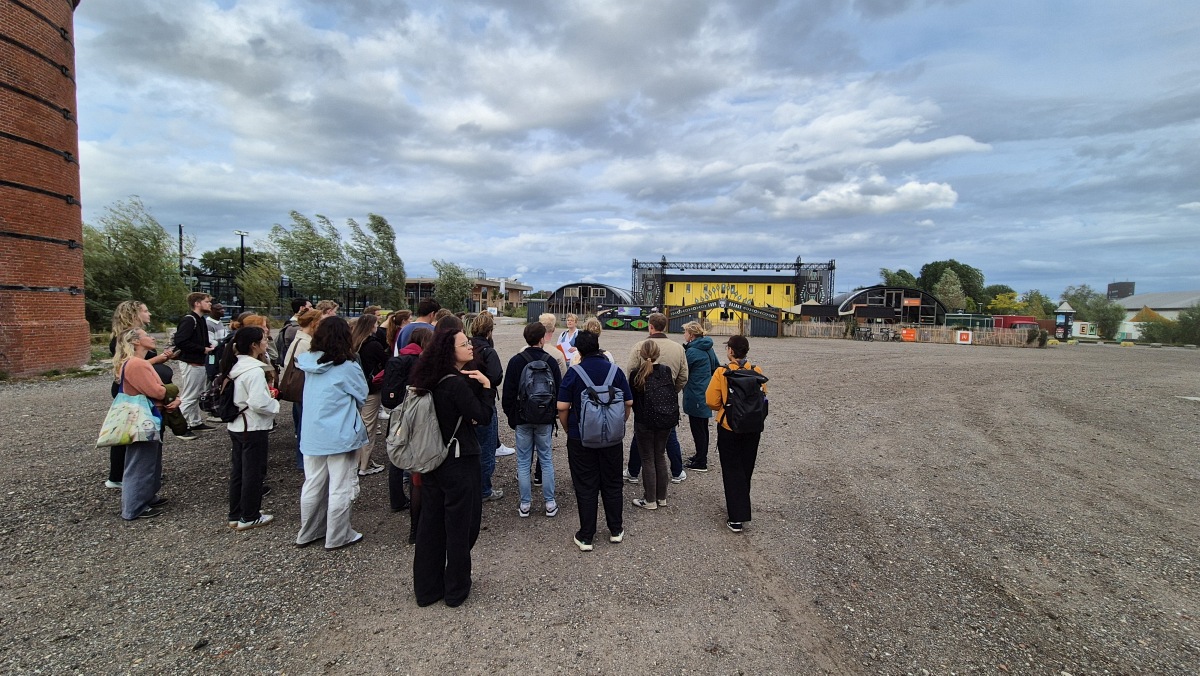 Exploring urban development on Suikerzijde and Suikeruniterrein in Groningen yesterday. Students of 'City Matters: Urban Inequality and Social Justice', Master Society, Sustainability and Planning guided by experts &amp; alumni. Thanks, Merel, Yildiz, Alieke, Chris. #CityMatters25