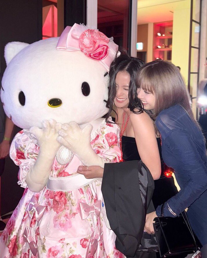 #JISOO &amp; #LISA with Hello Kitty!