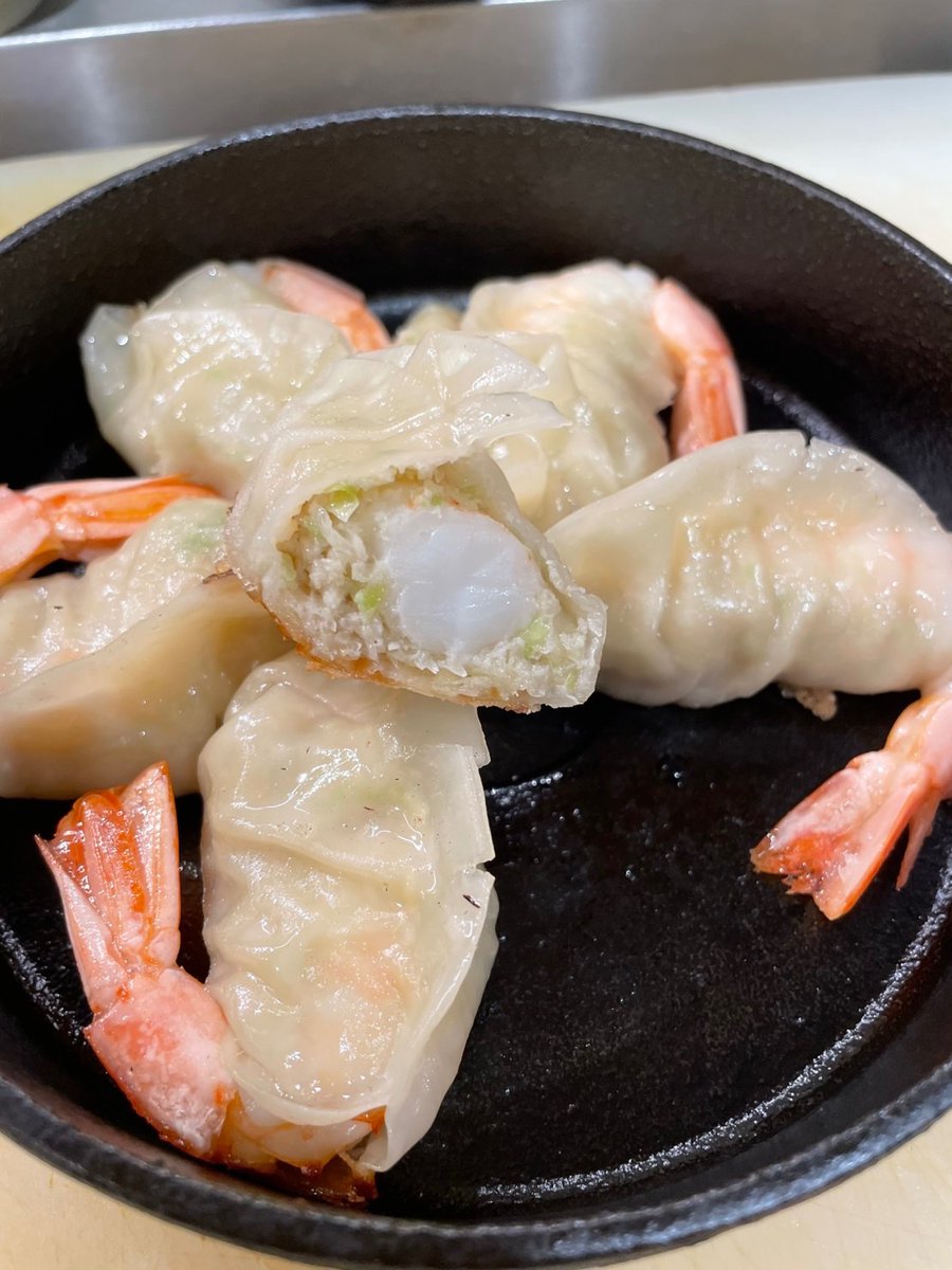 毎日コツコツ商品開発。
今月は“丸ごと”包み込みました🥟✨

🦐プリっとジューシー【エビ餃子】
🌊濃厚な旨み広がる【牡蠣餃子】