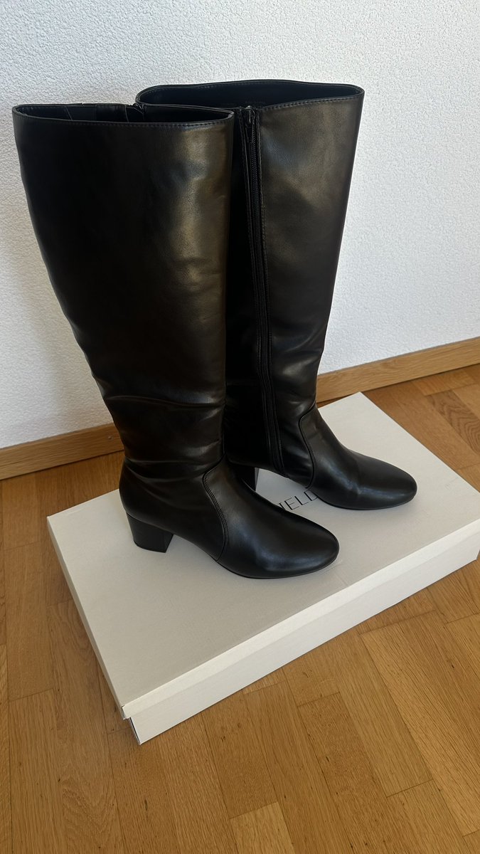 Wenn der Postbote klingelt und Pakete 📦 liefert freut das Madame, besonders wenn der Zahlsklave die Rechnung beglichen darf. 

Welche gefallen euch Maden besser? 

Oder soll ich gleich beide behalten?