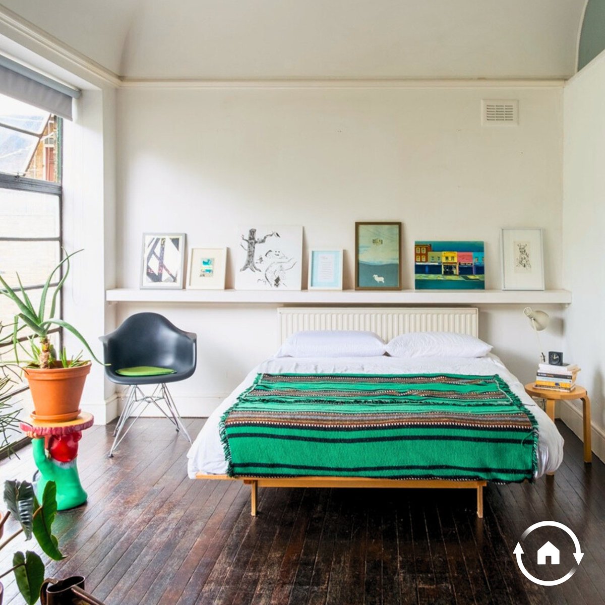 A Grade-II listed slice of East London history 🎭 Once a 1930s boy’s club cafeteria, now a split-level retreat where early modernism meets bohemian chic ✨

It’s luxe, it’s quirky, and it’s definitely not for the beige-at-heart 🖤

Take a look here 👉 openrent.co.uk/property-to-re…