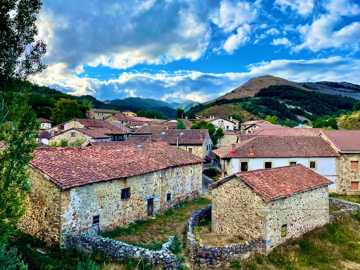 “En San Salvador de Muga y Alabanza, abadengo. En Lores, hidalguía.”

Lores, #MontañaPalentina #Palencia