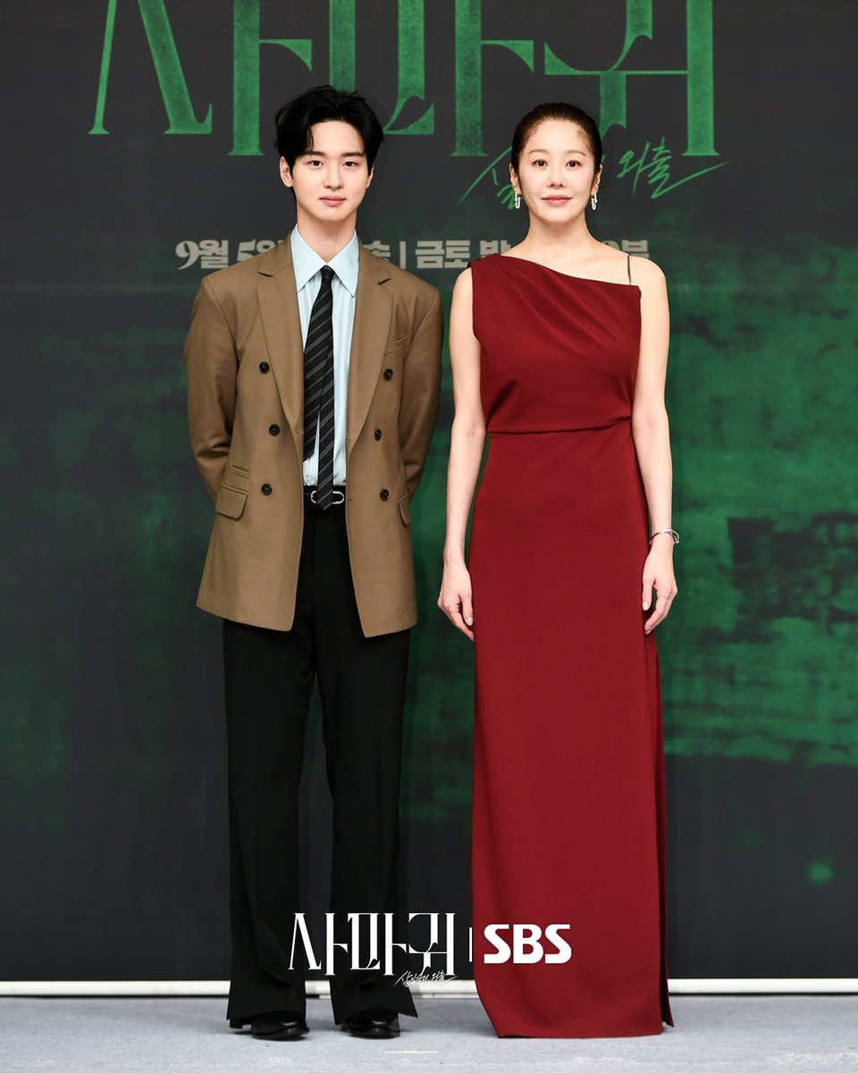 SBSNOW's tweet photo. 연쇄 살인마 엄마 고현정과 형사 아들 장동윤의
숨 막히는 비주얼 케미🫠❤️

SBS 새 금토드라마 <사마귀: 살인자의 외출>
☞ 9월 5일 [금] 밤 9시 50분 첫 방송

Copyright Ⓒ SBS. All rights reserved.
무단 전재, 재배포 및 AI학습 이용 금지

#SBS새금토드라마 #사마귀 #QueenMantis
#사마귀살인자의외출 #고밀도범죄스릴러
#사마귀스틸 #스틸
#사마귀제작발표회 #제작발표회
#고현정 #장동윤 #조성하 #이엘