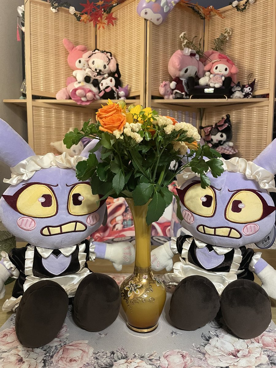 Linnea gave me beautiful flowers for my birthday!! 🥰✨ And our Jax maid plushies came in for an extra surprise! I love you, <a href="/KeikoKup/">かたや・りにあ💖 Linnea K. @C106 日曜日 南ｐ39a</a>!! 💕