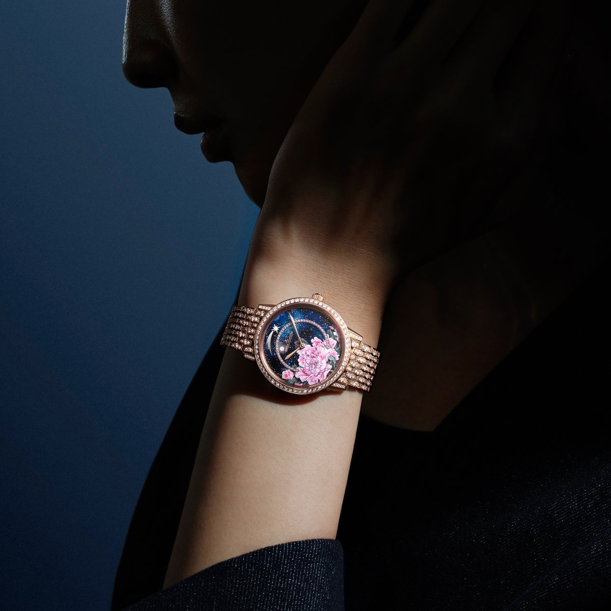 jaegerlecoultre's tweet image. Showcasing a fully diamond-set bracelet and bezel, the Rendez-Vous Shooting Star highlights meticulous gem-setting within a radiant design. Discover more: bit.ly/RDVShootingSta… #JaegerLeCoultre #RendezVous