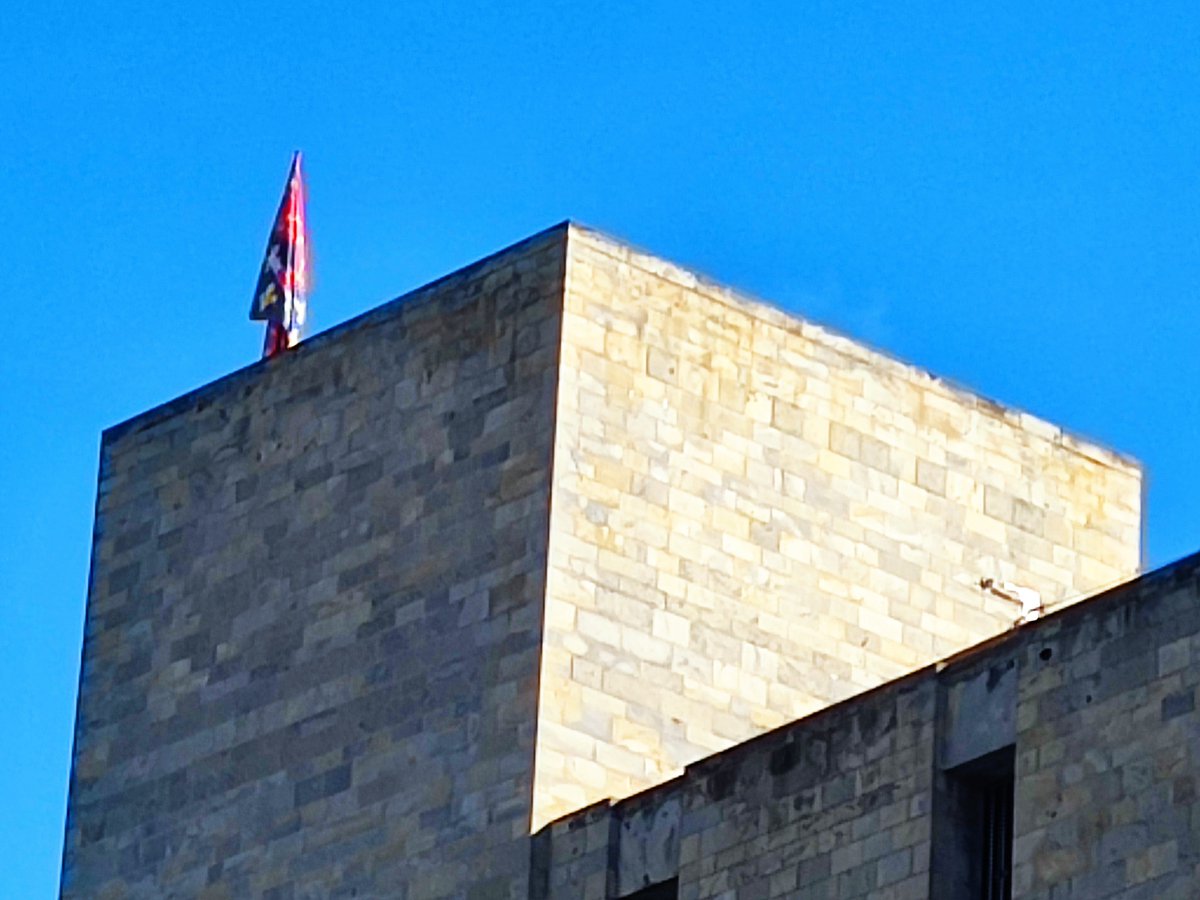 La bandera Navarra/Evreux vuelve a ondear sobre el palacio real de Pamplona. Será por la Expo sobre Carlos III, pero no sucedía tal cosa desde 1521...